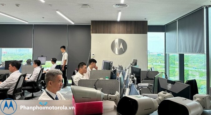 Nhóm kỹ sư công nghệ Motorola solutions tại trung tâm R&D HỒ CHÍ MINH viết phần mềm radio, camera, AI